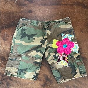 Women’s boutique camo camouflage army cropped appliquéd shorts size Small